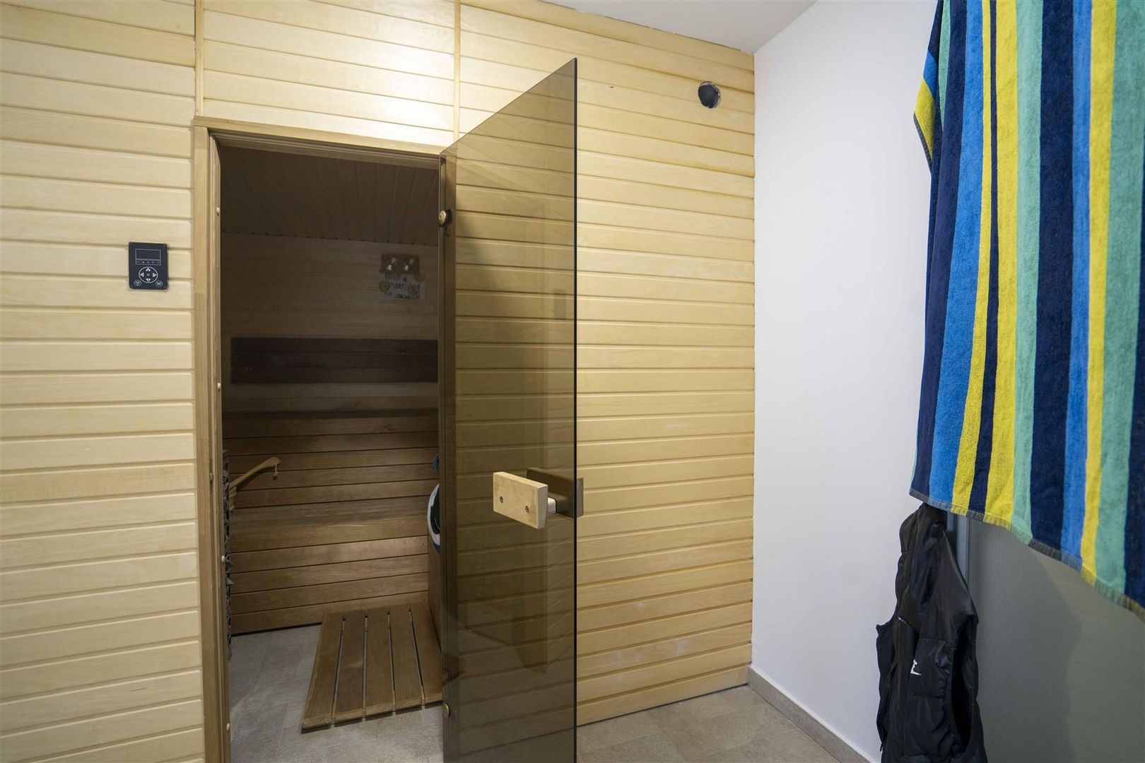 Baza de tenis si constructie moderna - Poză 14