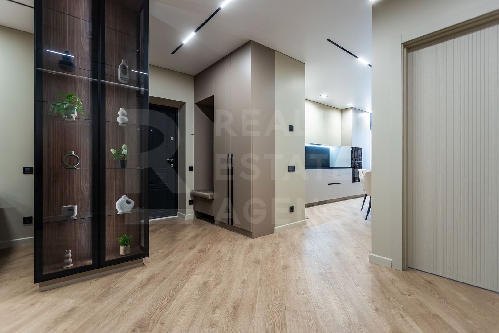 Vânzare, apartament, 3 camere+living, str. Ion Buzdugan, Buiucani - Poză 1