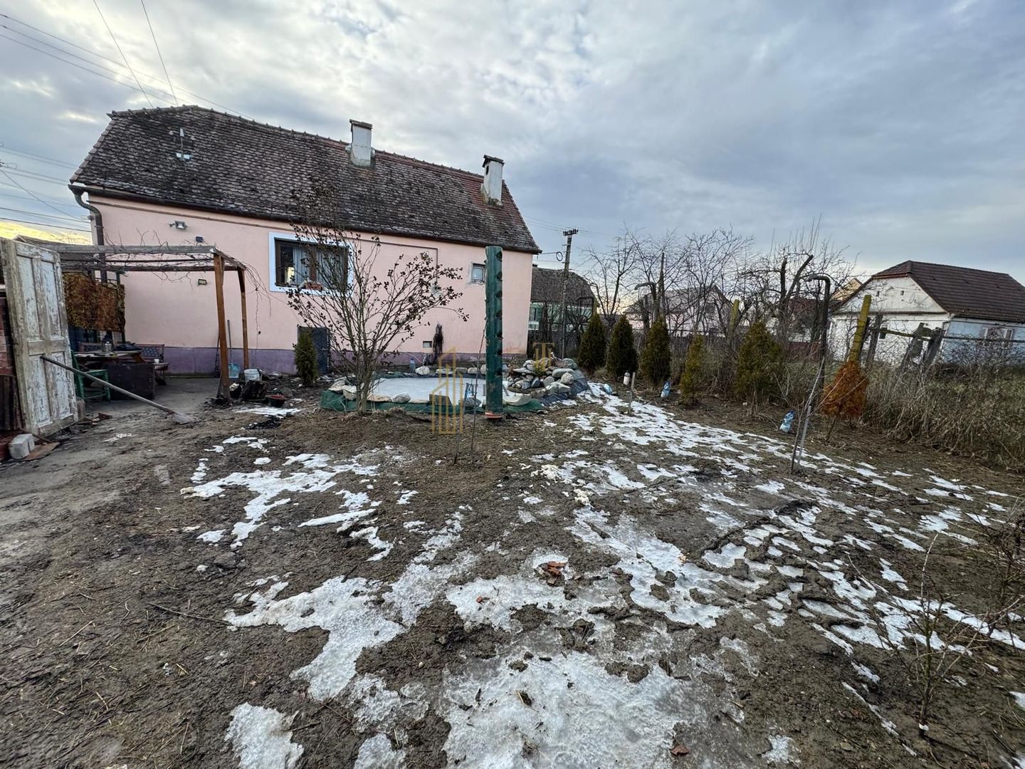 Casa de vanzare cu potential ridicat in Cornatel jud.Sibiu - Poză 2