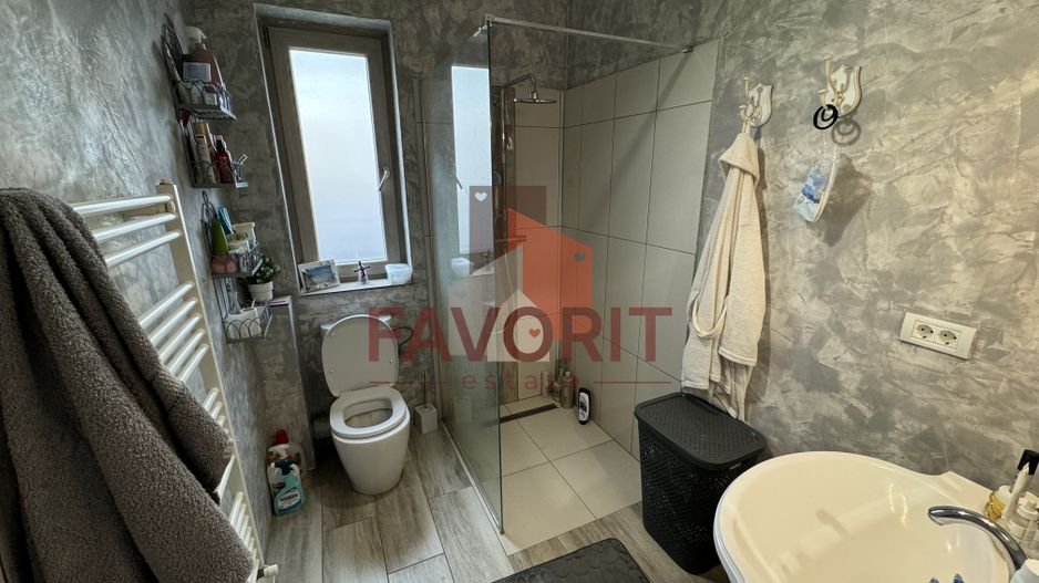 Mobilat si utilat. Pozitie excelenta. Villa construita in 2017 - Poză 11