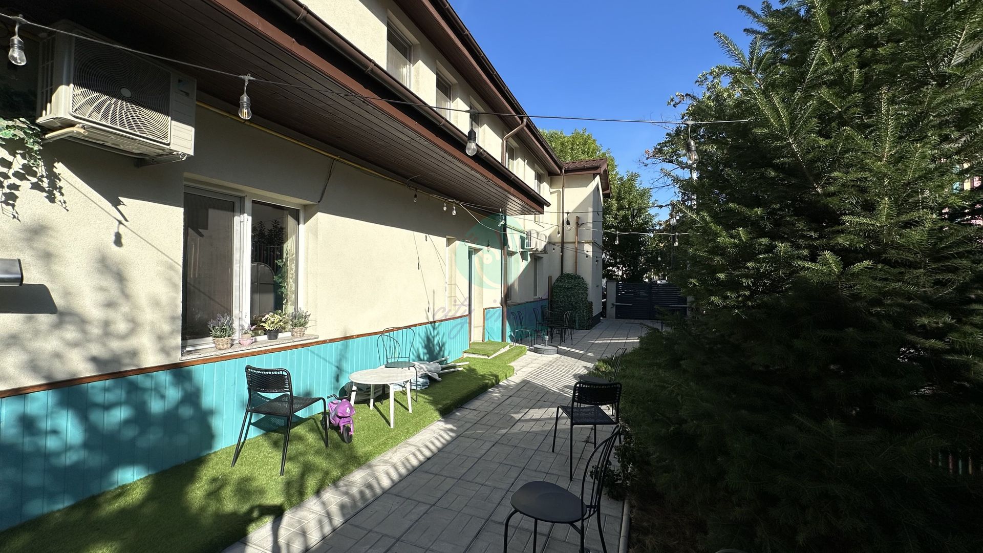 Casa cu o CURTE LIBERA genroasa - Poză 2