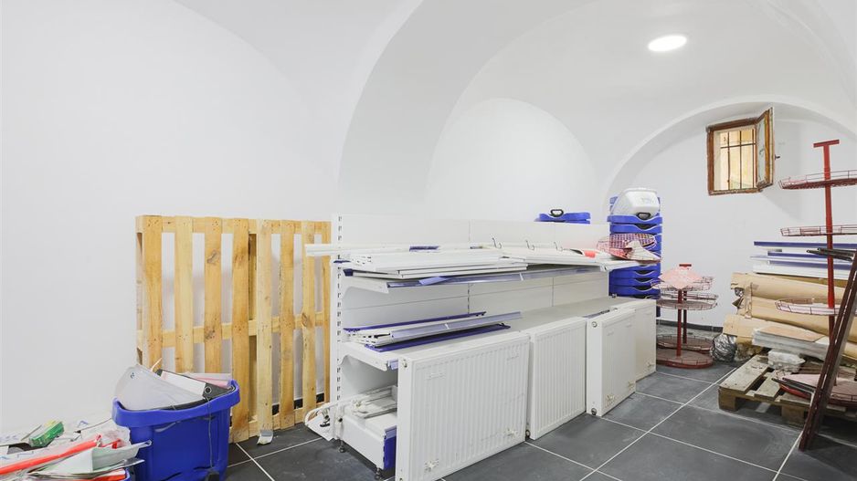 Sub mantia arhitecturala istorica a Cetatii Timisoarei, Spatiu comercial - Poză 40