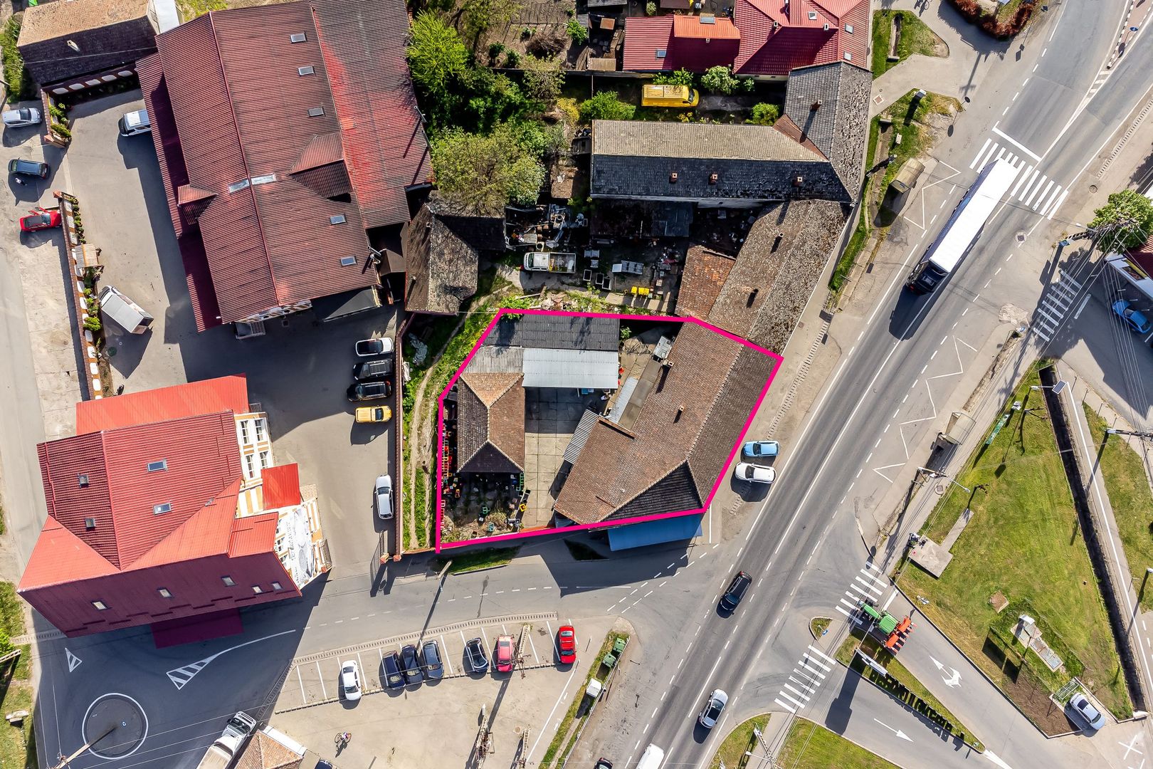 Imobil cu spații comerciale bine poziționat. pe DN în Pecica. - Poză 1