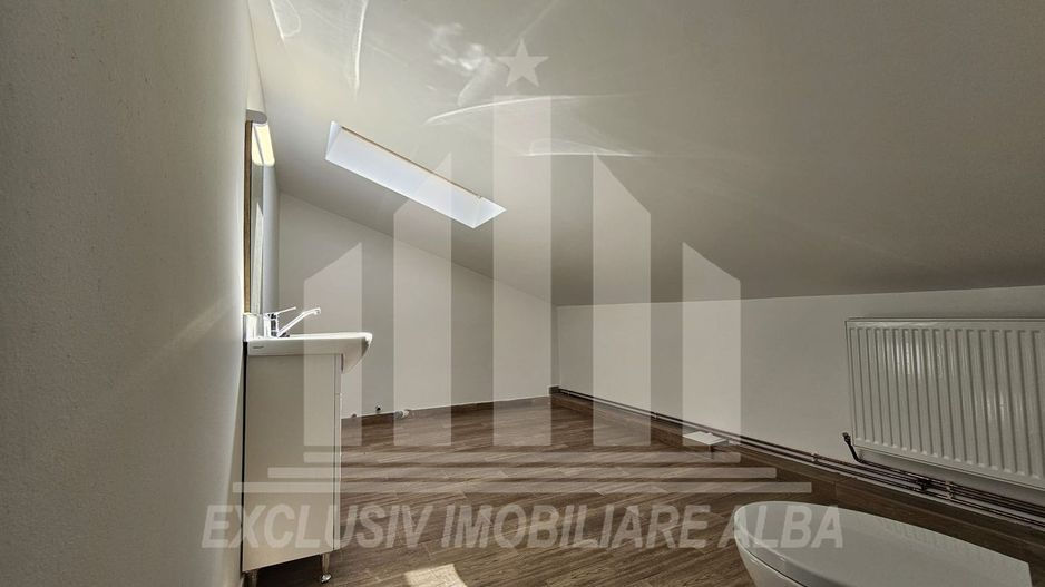 Apartament cu 4 camere si scara interioara de vanzare, Lipoveni - Poză 12