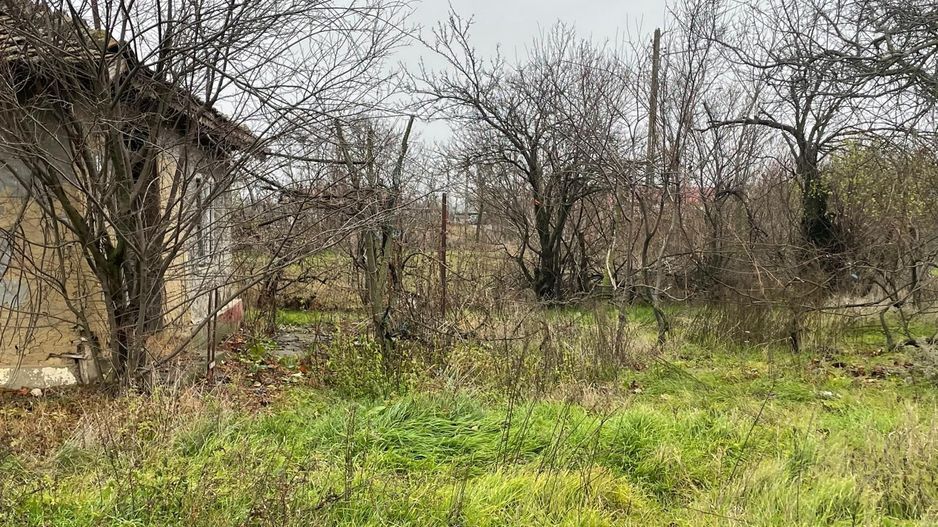 Teren intravilan 3367 mp cu casa demolabile 54 mp puț existent! - Poză 3