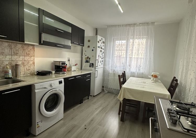 Casa de vanzare in zona  centrala a localitatii - Poză 1