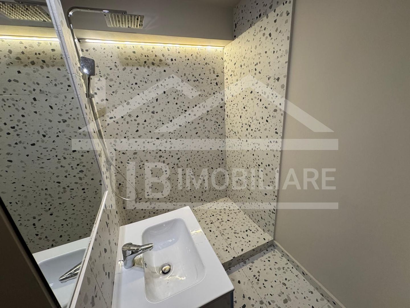Apartament cu 3 camere, 85 mp, Zona Central - Poză 10