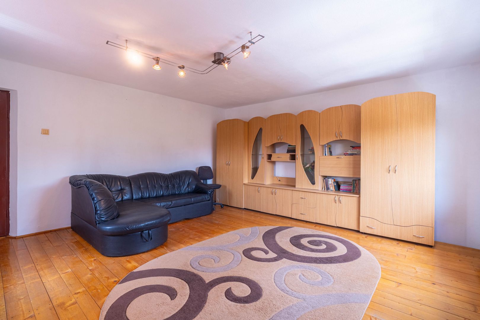 Casa 5 camere - teren 688 mp - Parneava - COMISION 0 - Poză 3