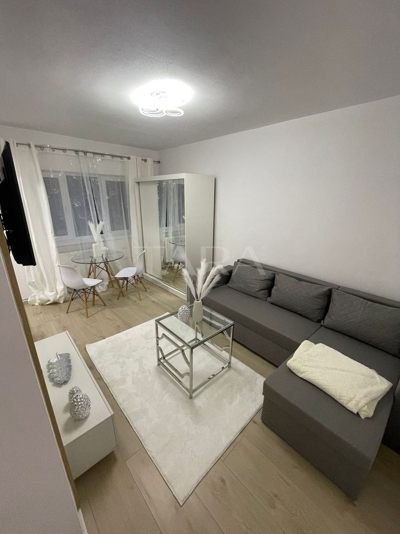 Apartament 1 cameră renovat, complet, mobilat și utilat, de inchiriat. - Poză 1