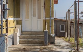 Casă spațioasă cu potențial de renovare și personalizare, în Viișoara - Poză 2