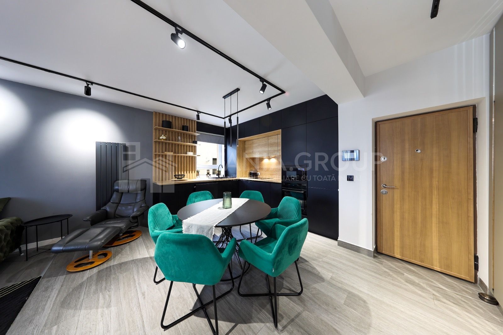 Apartament cu 3 camere, 2 bai, mobilat lux - zona Coresi - Poză 9