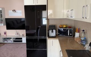 Apartament mobilat și utilat, balcon închis și parcare inclusă. - Poză 4