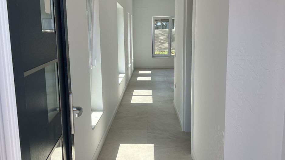 Jumătate de duplex premium, 120 mp utili, teren 256 mp, garaj și 3 dor - Poză 2