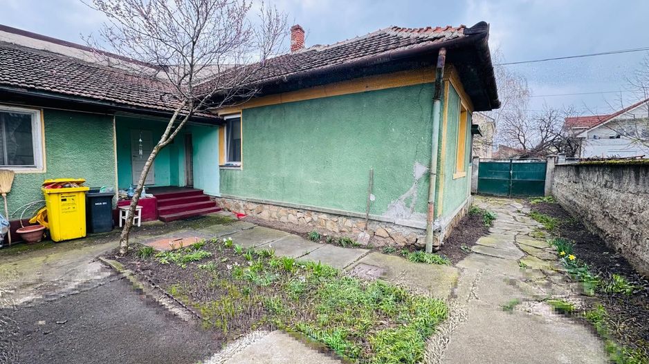 Casa de vânzare 3 camere, 2 intrări, acces auto în curte Gradiste Arad - Poză 2