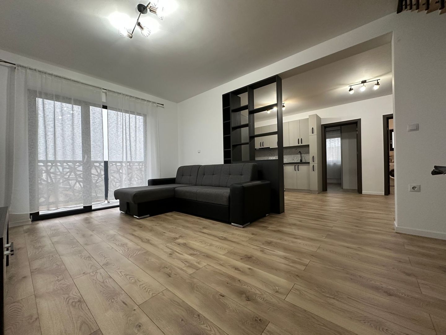 Apartament 4 camere,2băi,bloc NOU,1 parcare,zona 7 Noiembrie - Poză 1