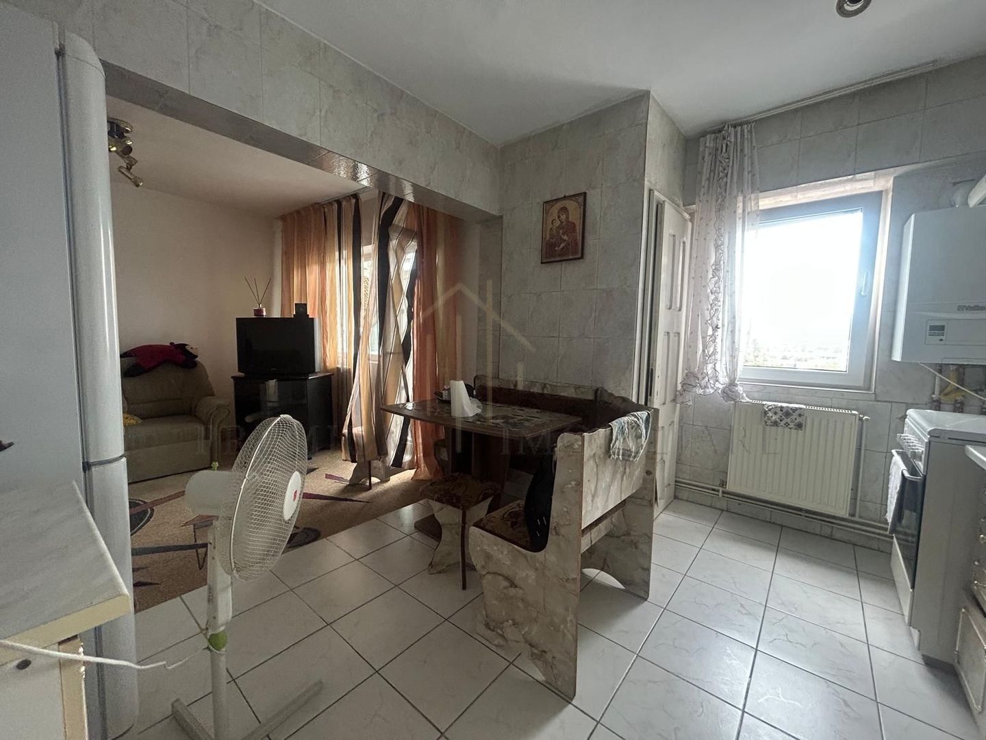 De vanzare Apartament 3 camere zona de jos - Poză 2