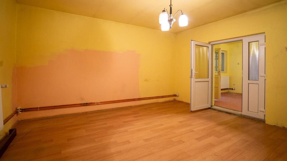 Casa singur in curte  cu dublu front stradal cu garaj in Iosia - Poză 8