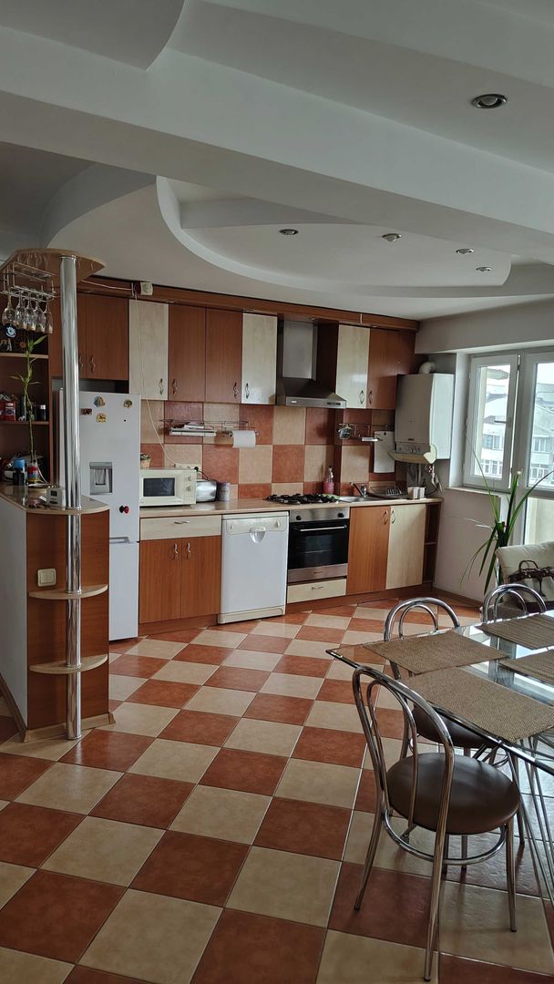 Ofer închiriere,Apartament 3 camere central - Poză 1