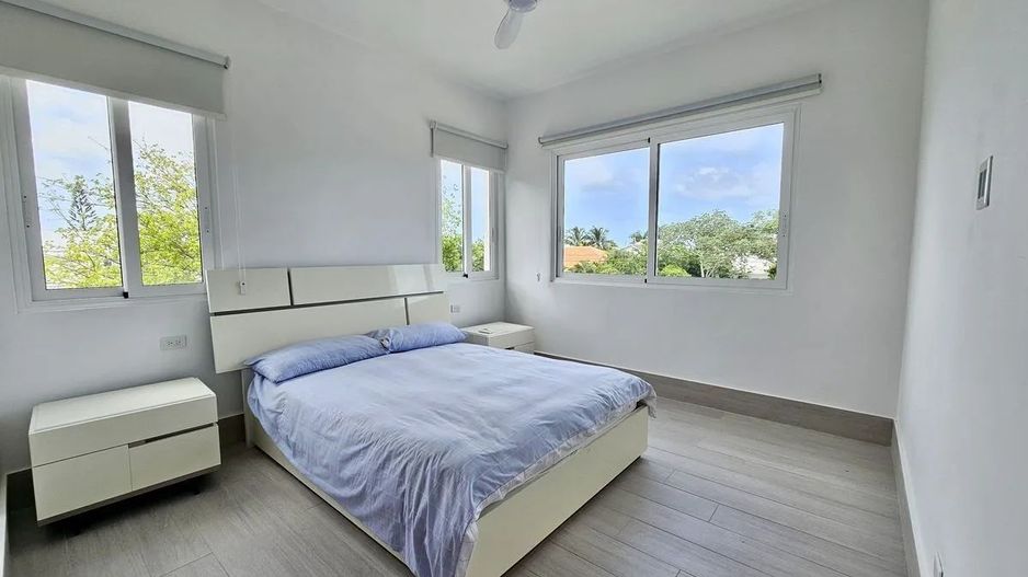 Vilă modernă de lux cu piscină privată - Poză 8