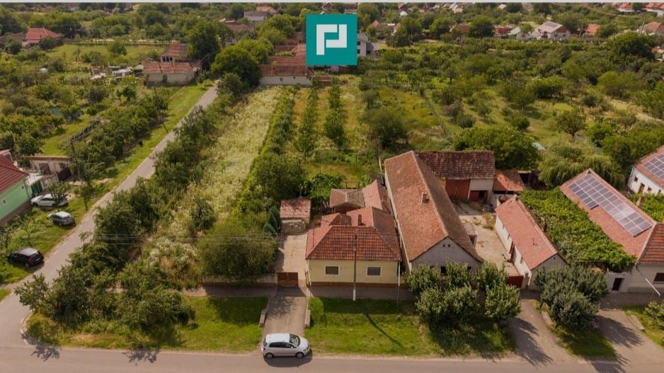Casa în Cuvin la poalele dealului - Poză 3