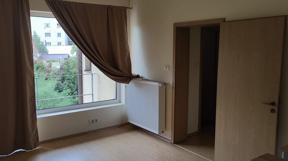 Vila spatioasa ideala pentru diferite activitati sau ptr.locuit -NEMOBILATA - Poză 10