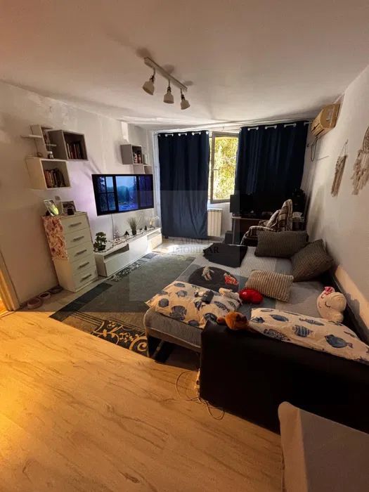 2 Cam ~ Etaj 1 ~ 51mp ~ Decomandat ~ metrou Raul Doamnei - Poză 3