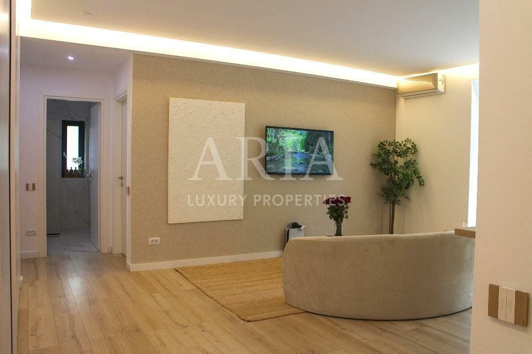 LUXURY APARTMENT WITH GARDEN - Poză 3