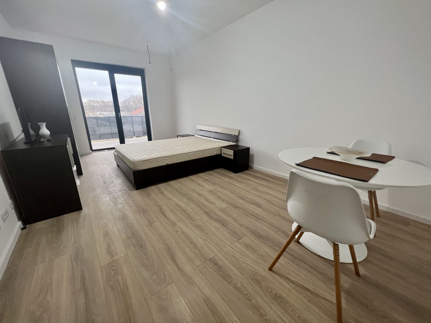 APARTAMENT SPATIOS CU TERASA - Poză 4