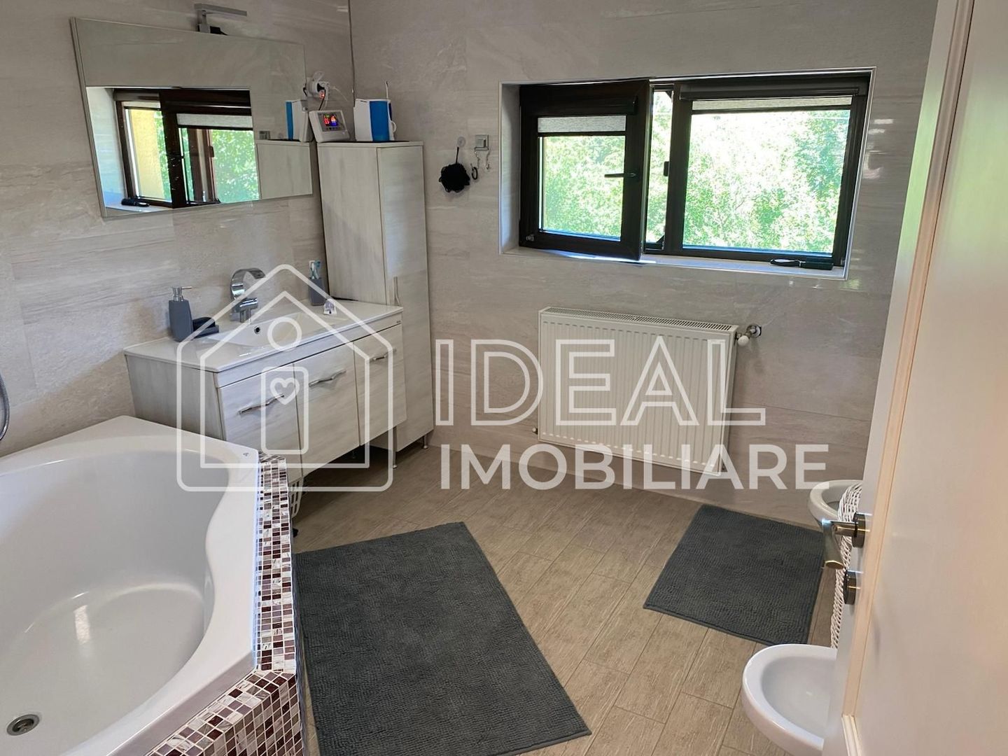 Casă de vânzare în Cisnădie – mobilată, utilată, cu garaj și priveliște spre mun - Poză 9