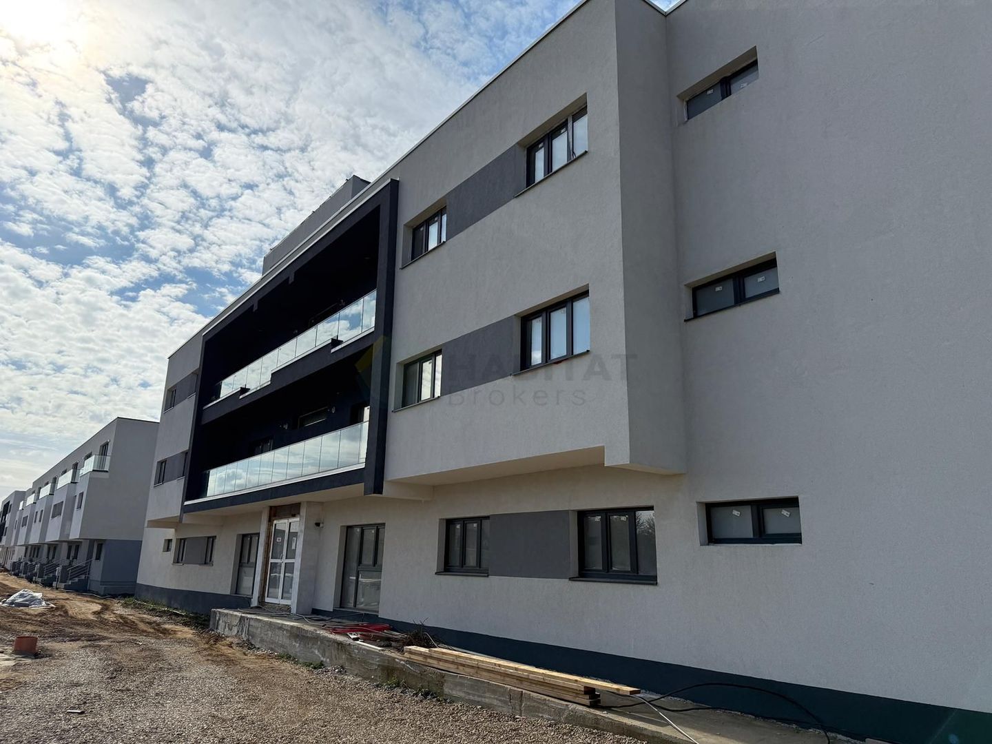 Apartament spațios de 3 camere la etaj, 74 mp utili + balcon – Tunari - Poză 4