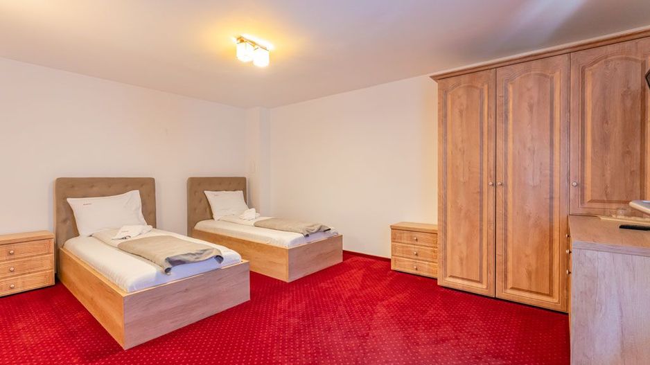 Pensiune Rosenau de vânzare - Afacere la cheie lângă Cetatea Râșnov - Poză 23