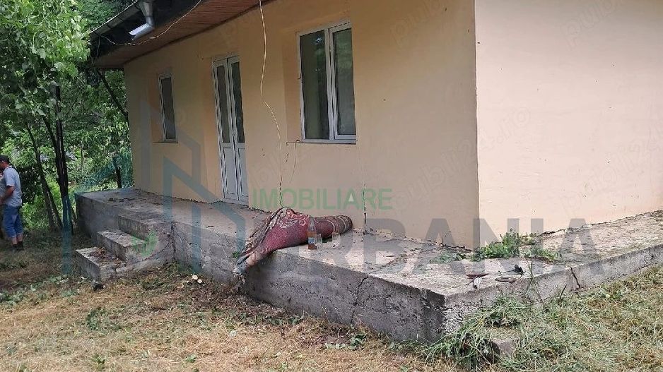 Casă renovată cu teren în Răducăneni, racorduri disponibile la poartă - Poză 2
