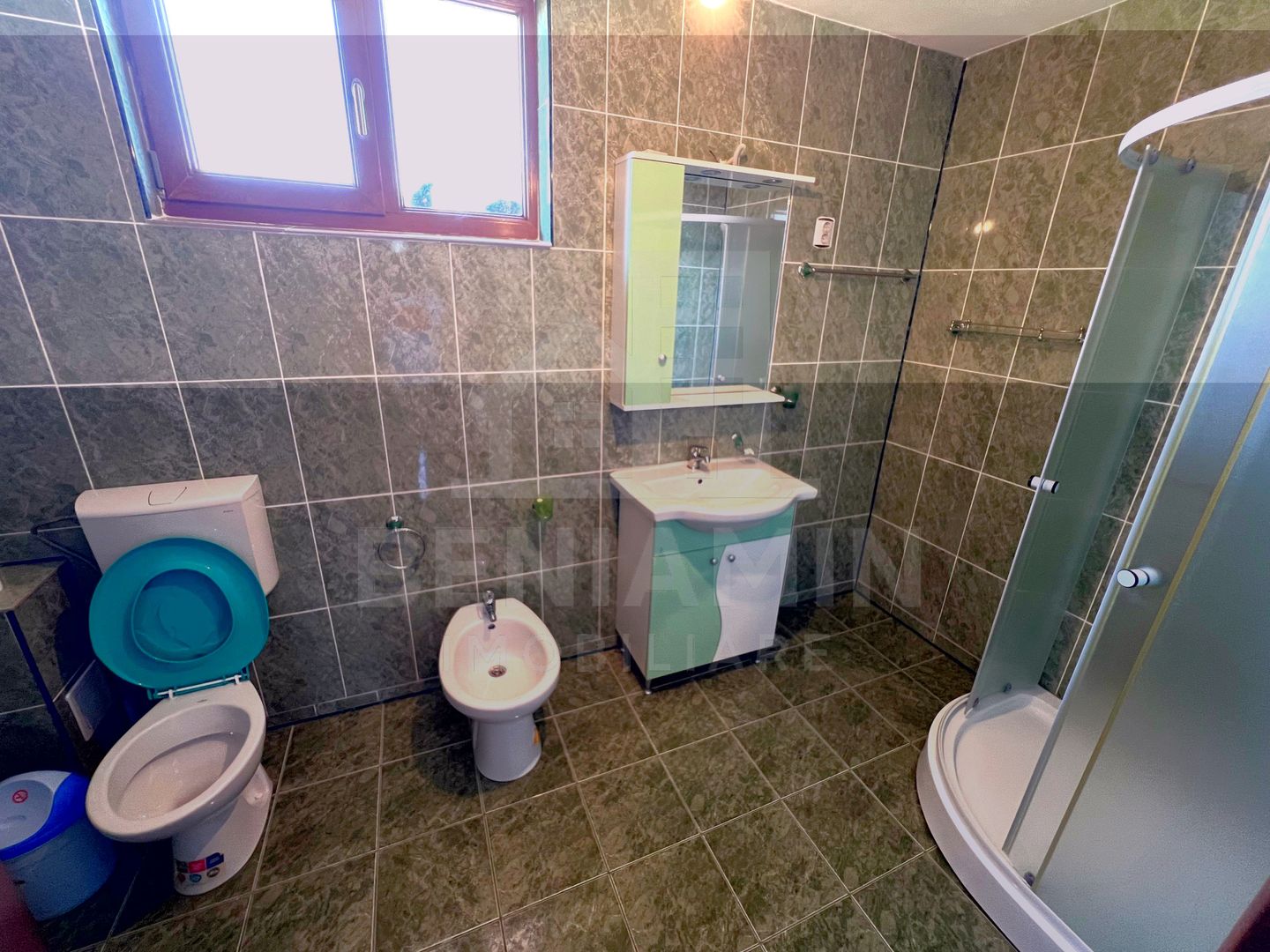 Casa 5 Dormitoare 2 bucatarii 3 bai Living-Toate utilitatile-Popoveni - Poză 8