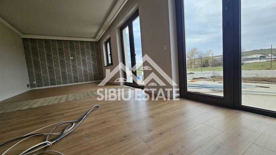 Casa noua amenajata, gata de mutare - Poză 1