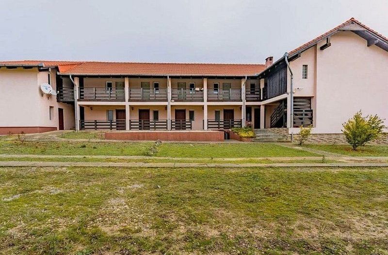 Oportunitate de investitie, o cladire D+P+M rustica in comuna Pischia - Poză 1