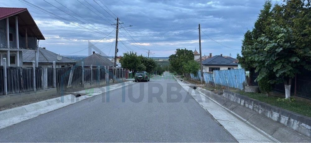 Teren intravilan 2218 mp în Strunga, zonă centrală, cu utilități și deschidere la drum principal - Poză 3