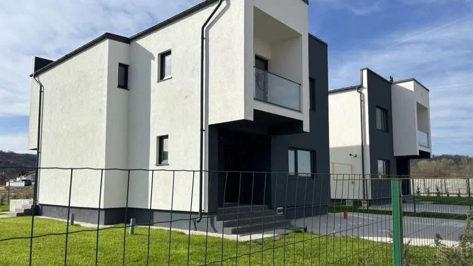 Casă cu 4 camere în Micești la 10 min de Pitesti si 5 min de Mioveni-Arges! - Poză 1