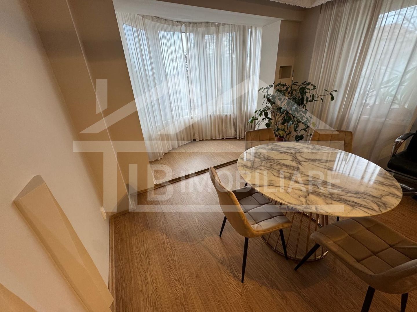 Apartament cu 3 camere, 85 mp, Zona Central - Poză 3