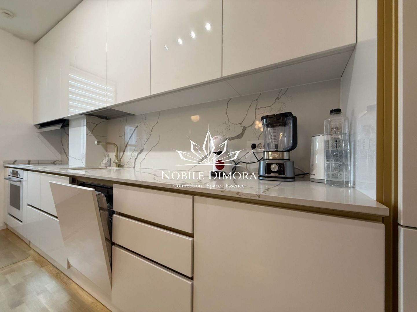 ISHO - Apartament cu 4 camere de lux, 2 bai, 2 balcoane, parcare privata - Poză 8