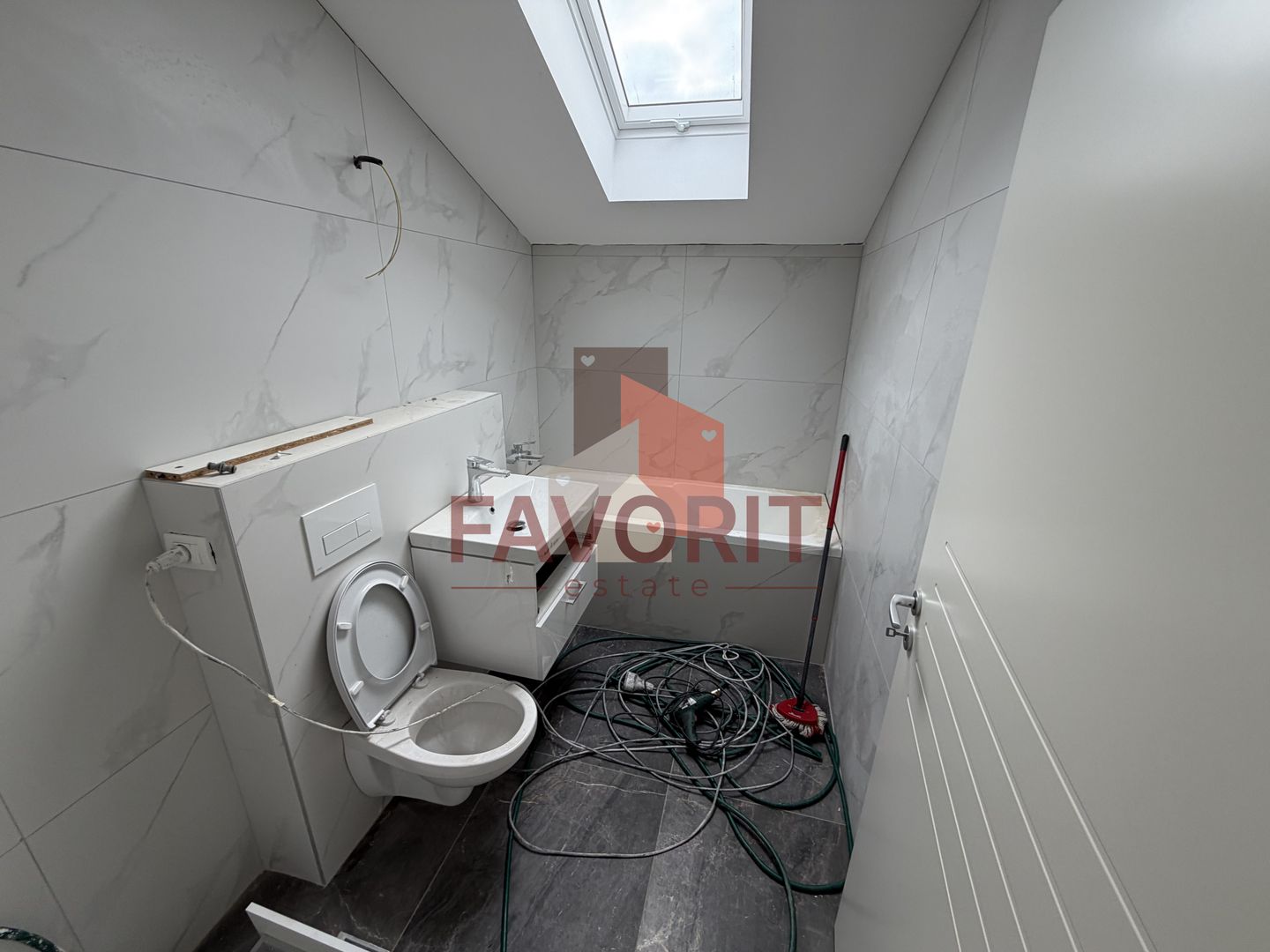 Spatios. Bucatarie inchisa. 2 balcoane. - Poză 14