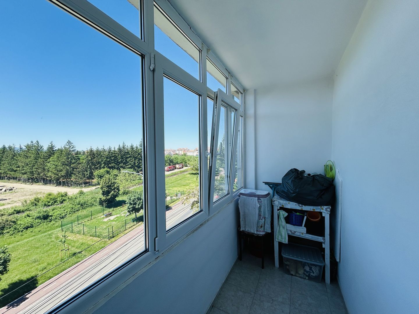 Apartament decomandat, cu 3 camere, 2 bai, 2 balcoane - Zona Strand - Poză 2