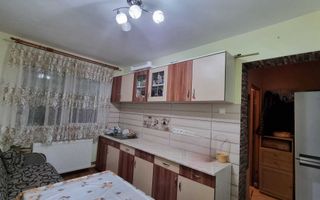 apartament de vanzare 3 camere izolat mobilat - Poză 2
