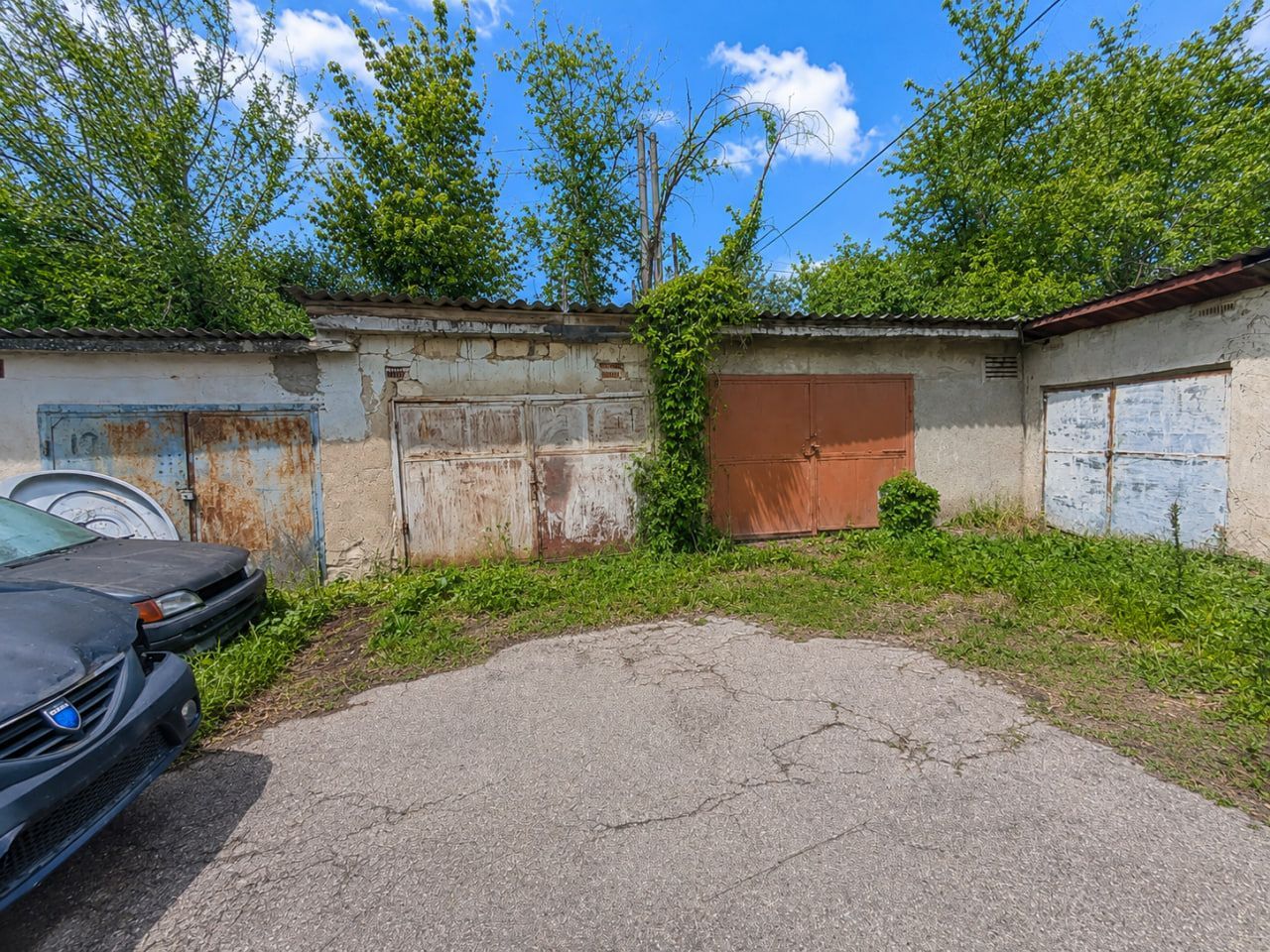 Garaj solid cu subsol mare – perfect pentru mașină sau depozitare. - Poză 1