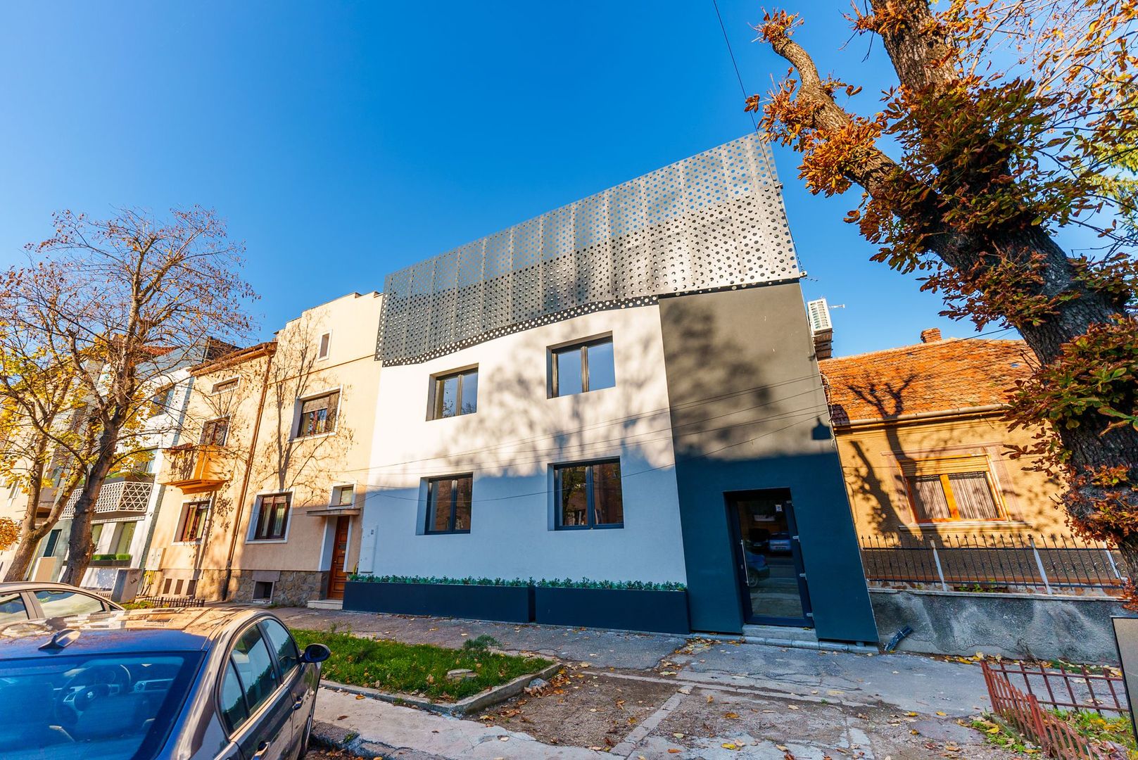 Clădire modernă P+1+M în centrul orașului - Poză 2