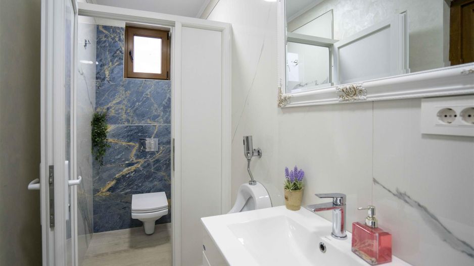 Baza de tenis si constructie moderna - Poză 4