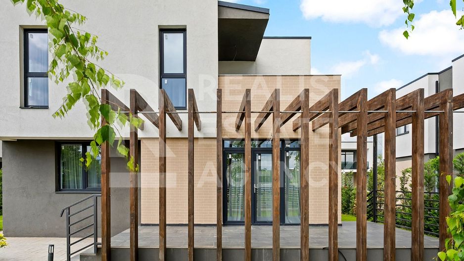 Vilă de lux situată într-un cadru natural deosebit - Poză 4