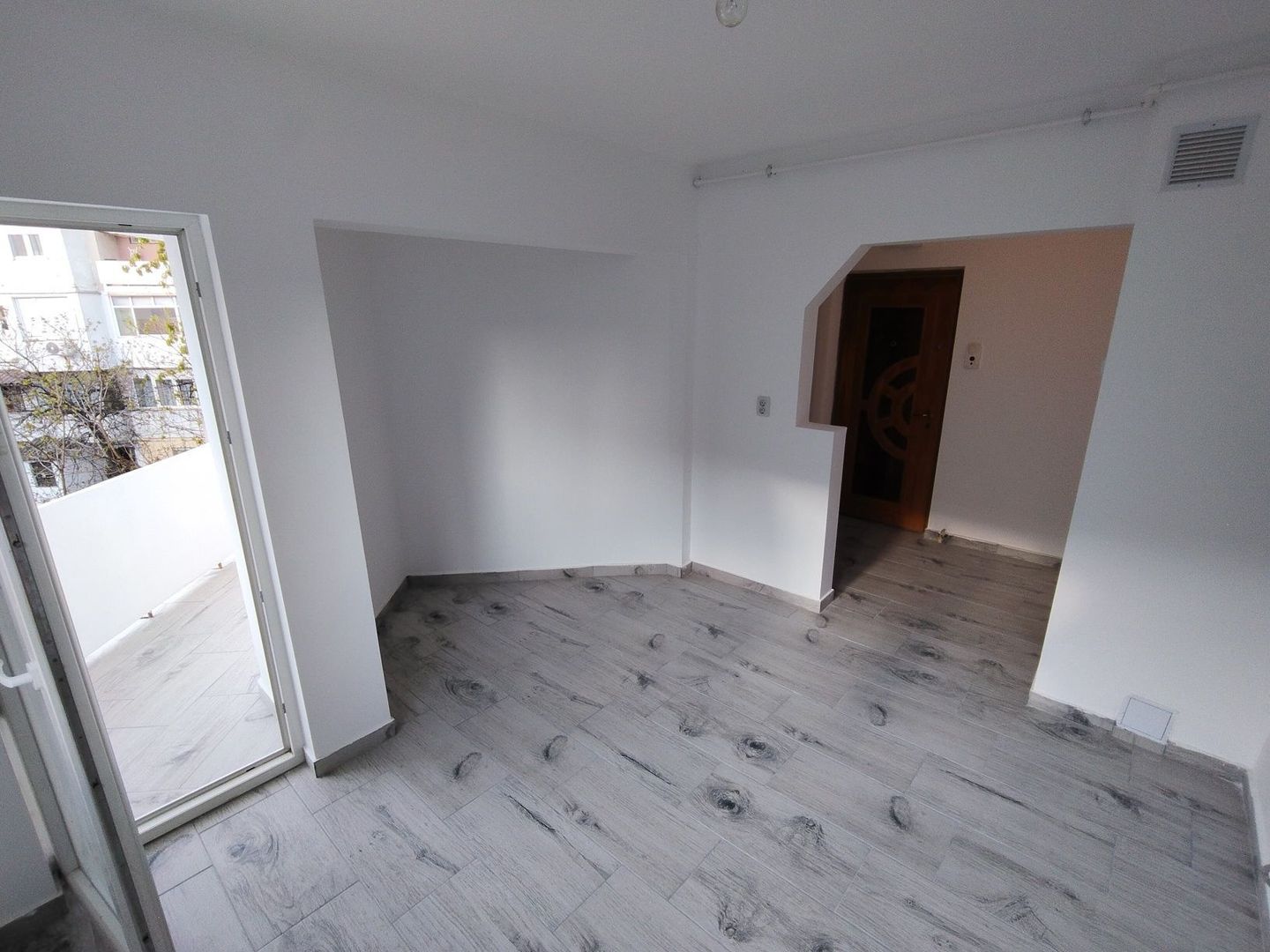 Apartament 2 camere finisat ,micro 16, etaj 2 - Poză 4