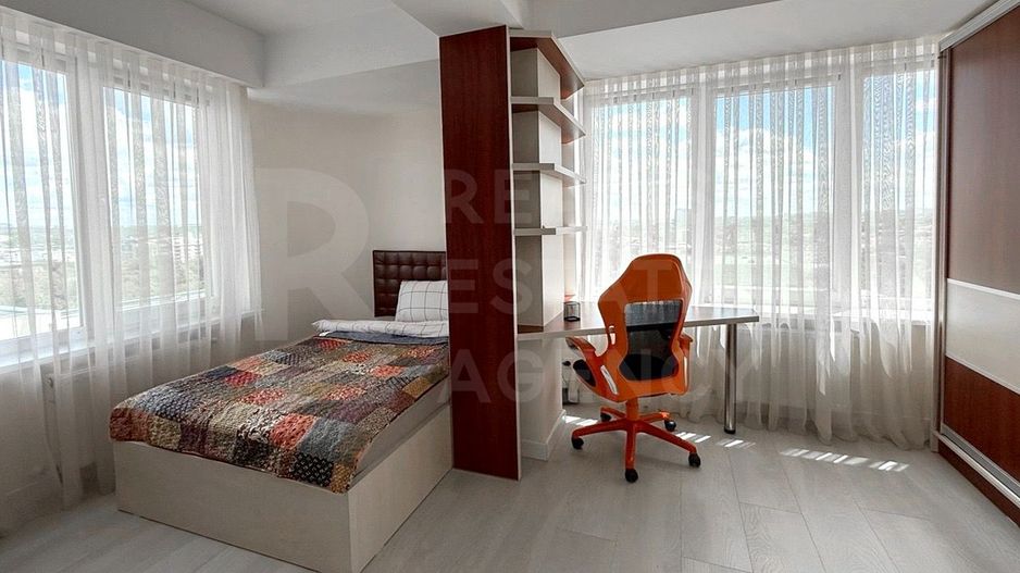 Chirie, apartament, 3 camere + living, strada București, Centru - Poză 9