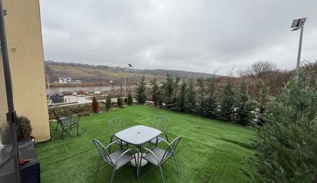 Apartament 2 camere – Grădină proprie – Vedere Lac Aroneanu