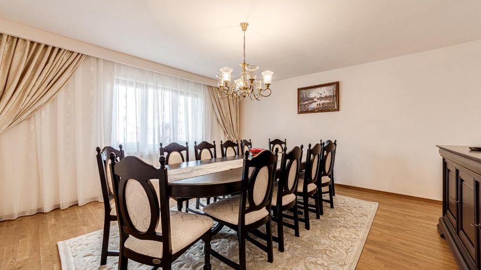Vilă cu 7 camere de vânzare în zona Central - Poză 26